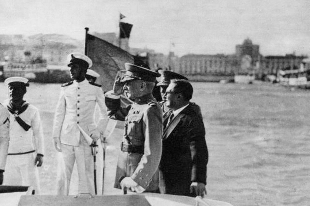 "Império e fotografia: os álbuns das viagens do Presidente Óscar Carmona às colónias (1938–1939)"