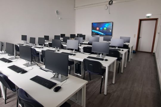 NOVA FCSH inaugura sala de computadores no Colégio Almada Negreiros