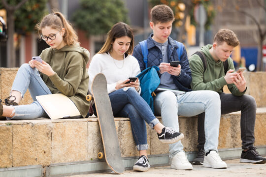 NOVA FCSH publica estudo final sobre literacia digital de adolescentes