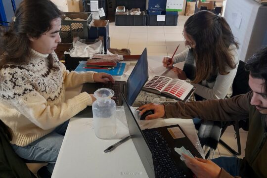 Estudantes de arqueologia inventariam coleção do Museu do Vidro